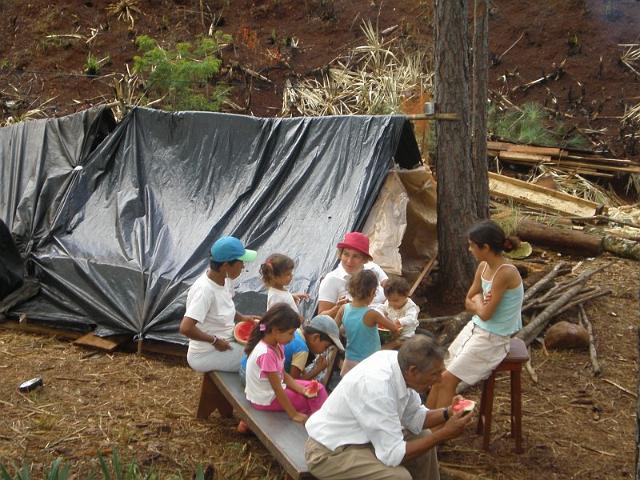 una de las familias desalojadas.JPG